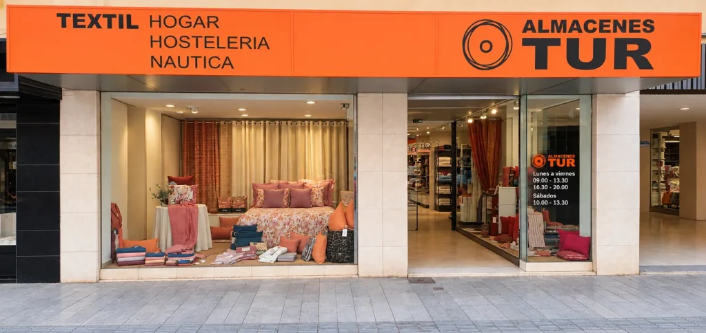Fachada de la tienda Almacenes Tur en la avenida Isidoro Macabich de Ibiza, con el horario