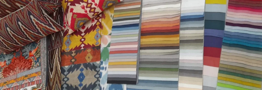 Muestrario de telas colgado en perchas en Almacenes Tur